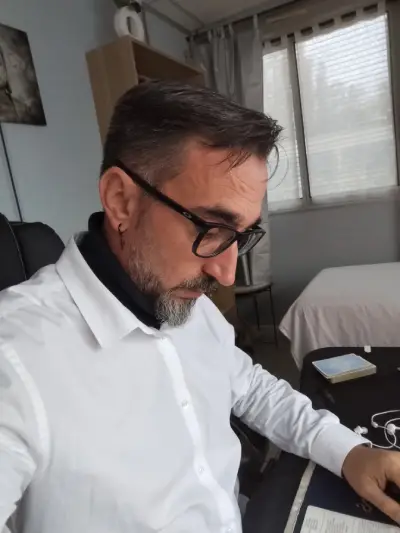 Wilfried, médium psychopompe, en consultation de voyance privée.